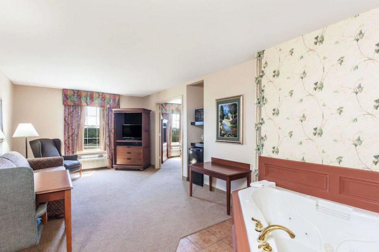 Ramada By Wyndham Sparta/At Speedway Extérieur photo