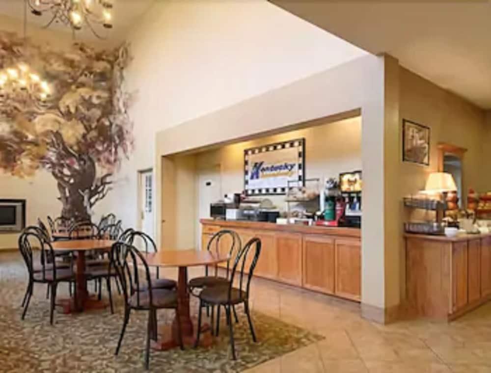 Ramada By Wyndham Sparta/At Speedway Restaurant photo